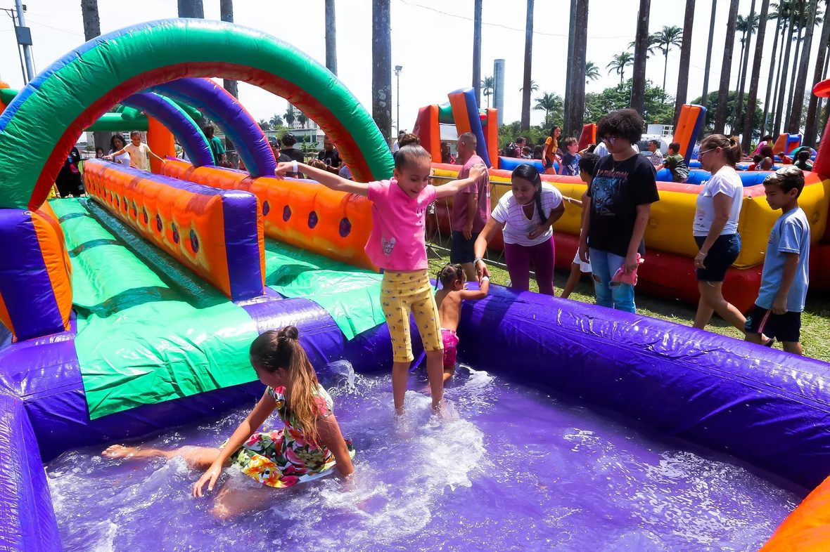 Parque infantil com escorregador inflável