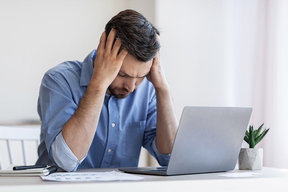 Dono estressado tentando controlar manualmente