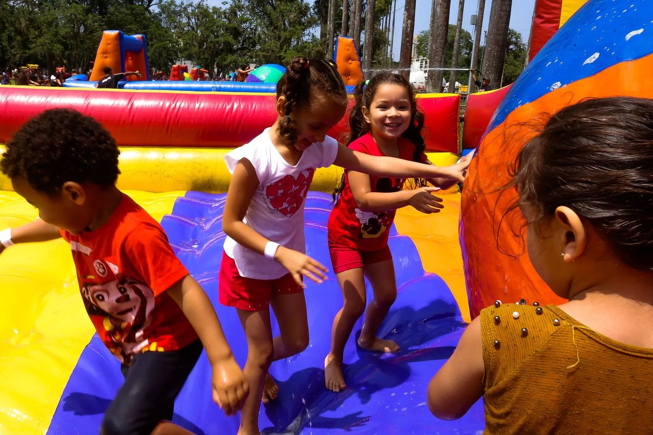 Crianças felizes brincando no parque